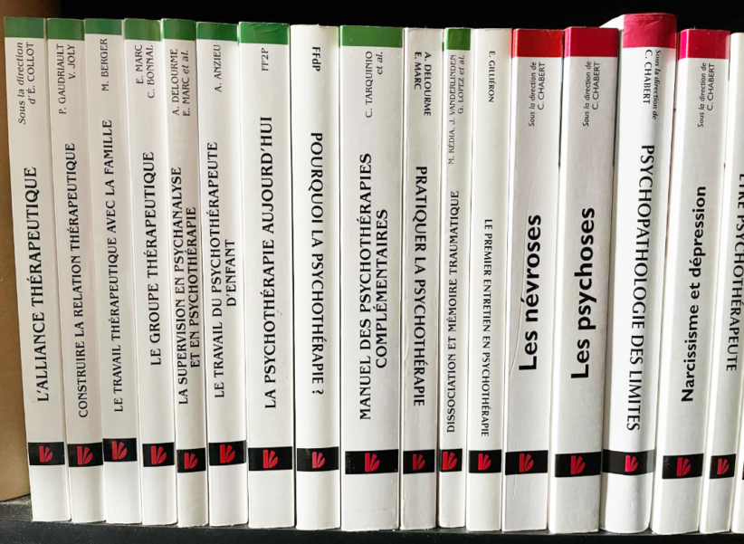 Collection de livres de psychologie, psychanalyse et psychothérapie, illustrant les références documentaires de l'approche astropsychologique.